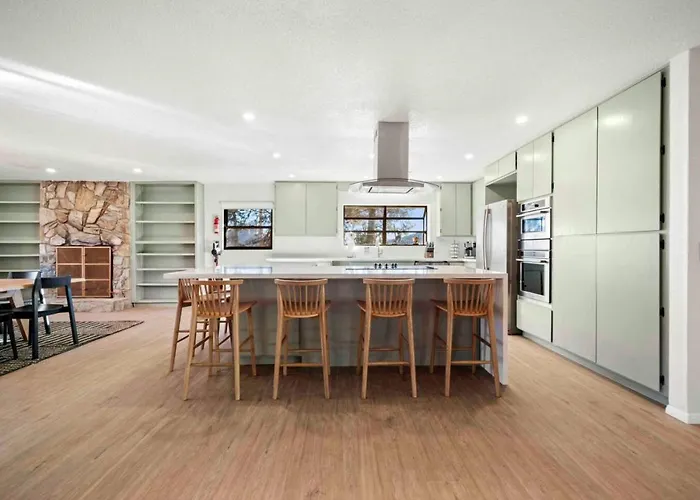Holiday home Unrivaled Views Large Uptown With Swimspa And Sauna *