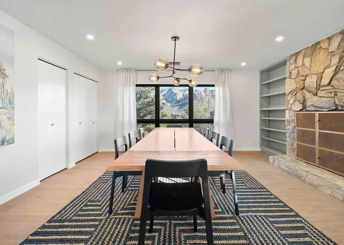 Holiday home Unrivaled Views Large Uptown With Swimspa And Sauna
