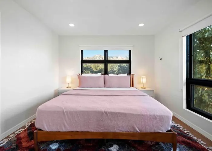 Holiday home Unrivaled Views Large Uptown With Swimspa And Sauna