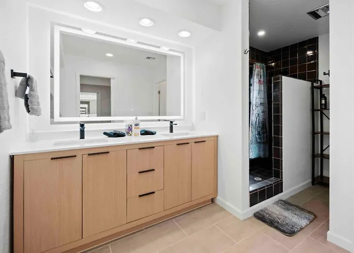 Holiday home Unrivaled Views Large Uptown With Swimspa And Sauna *