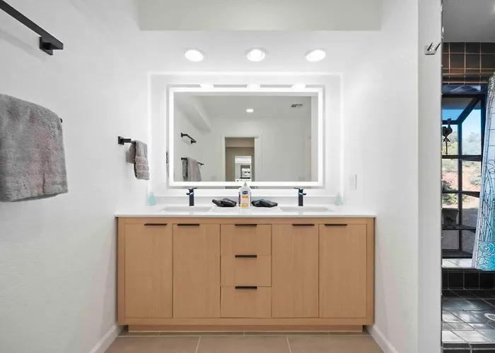 Holiday home Unrivaled Views Large Uptown With Swimspa And Sauna *