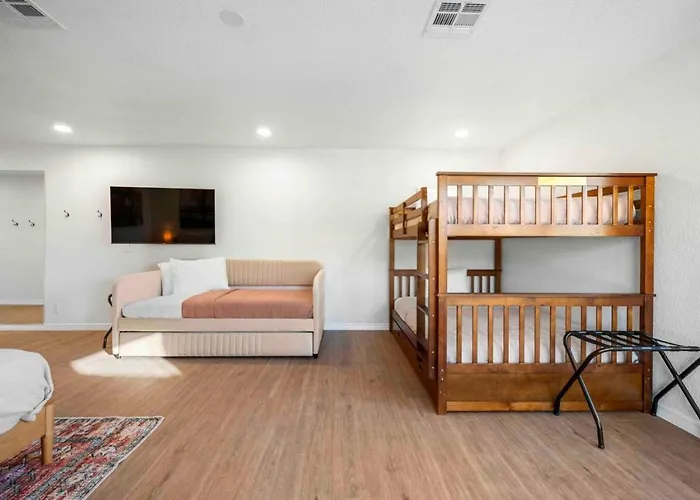 Holiday home Unrivaled Views Large Uptown With Swimspa And Sauna *