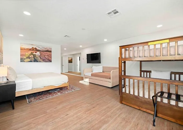 Holiday home Unrivaled Views Large Uptown With Swimspa And Sauna