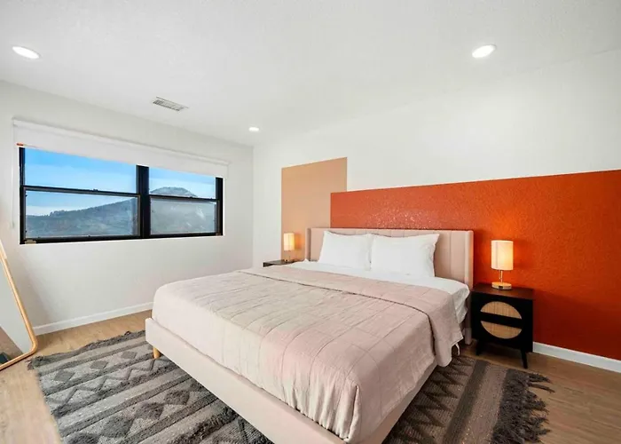 Holiday home Unrivaled Views Large Uptown With Swimspa And Sauna