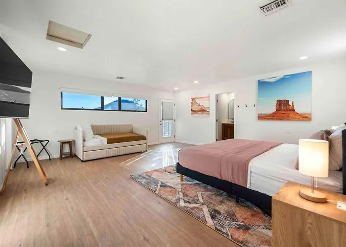 Holiday home Unrivaled Views Large Uptown With Swimspa And Sauna